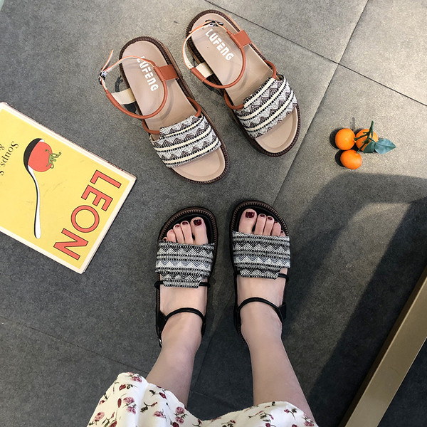 Lapos talpú női szandál fekete és barna színben