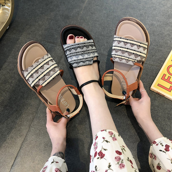 Lapos talpú női szandál fekete és barna színben