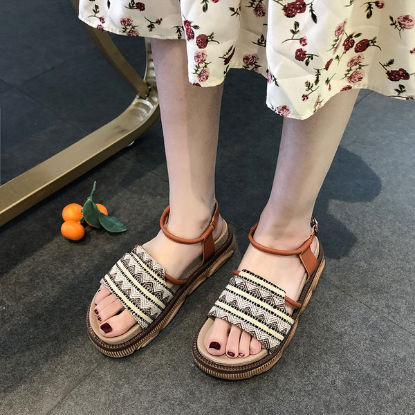 Lapos talpú női szandál fekete és barna színben