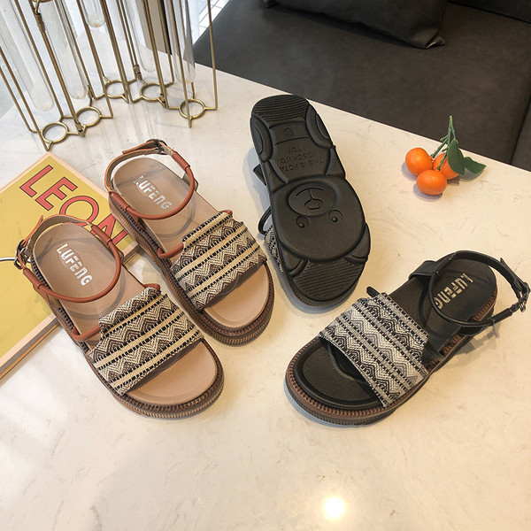 Lapos talpú női szandál fekete és barna színben