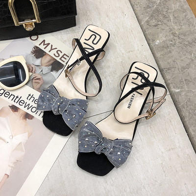 Stílusos női szandál két színben díszítő kövekkel