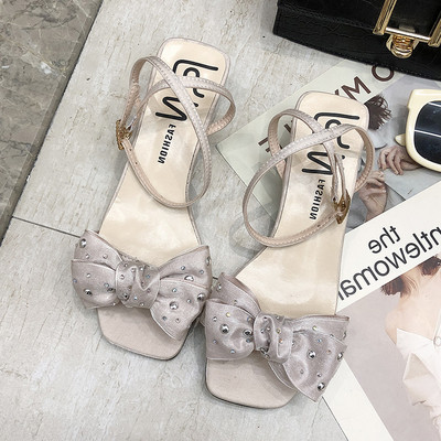 Stílusos női szandál két színben díszítő kövekkel