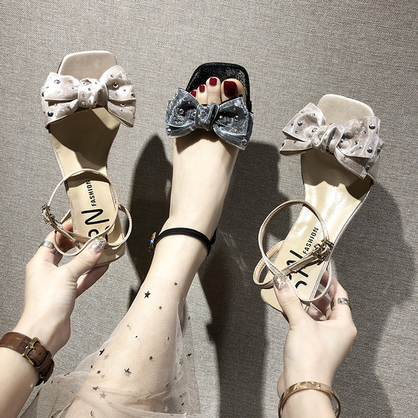 Stílusos női szandál két színben díszítő kövekkel