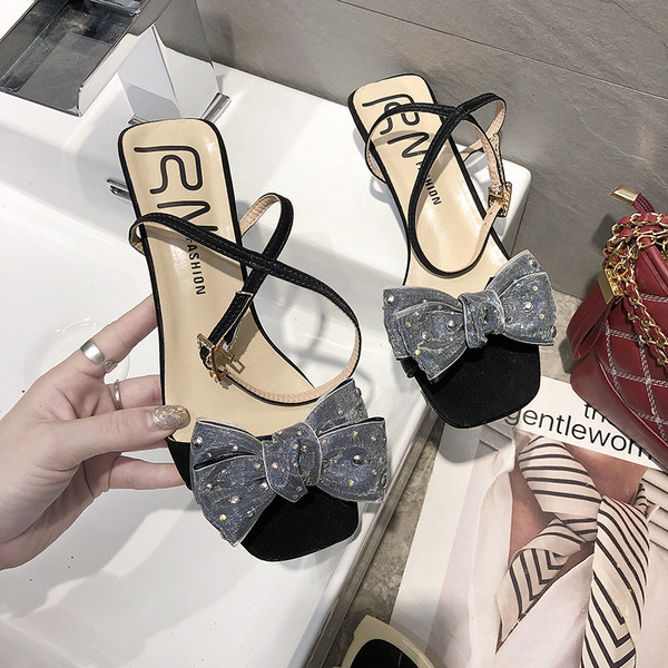 Stílusos női szandál két színben díszítő kövekkel