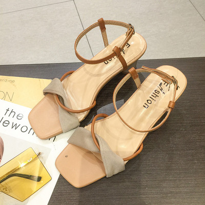 Aktuális eko bőrből készült női szandál két színben, sarokkal