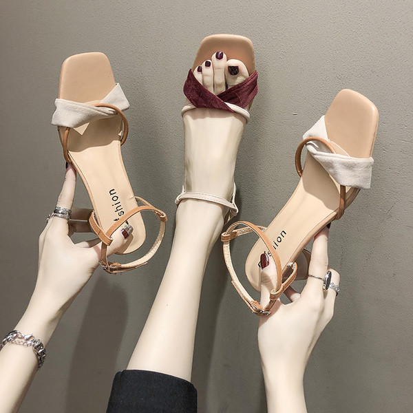 Aktuális eko bőrből készült női szandál két színben, sarokkal