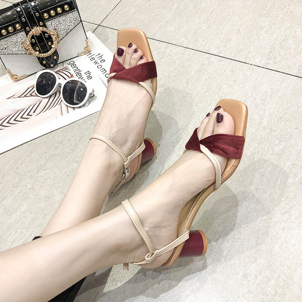 Aktuális eko bőrből készült női szandál két színben, sarokkal