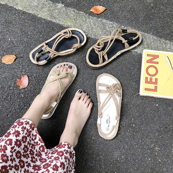 Alkalmi női szandál lapos talppal, két színben