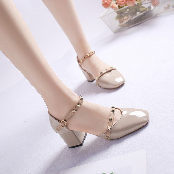 Aktuális női magassarkú cipő két színben, fűzőlyukkal