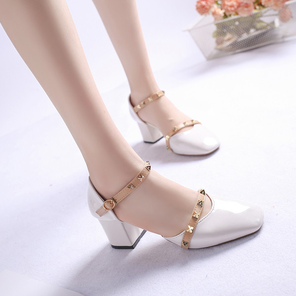 Aktuális női magassarkú cipő két színben, fűzőlyukkal