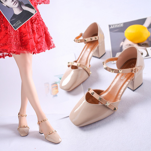 Aktuális női magassarkú cipő két színben, fűzőlyukkal