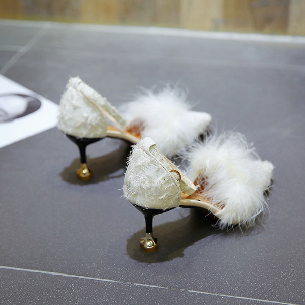 Aktuális női cipők extravagáns sarokkal, két színben pehellyel