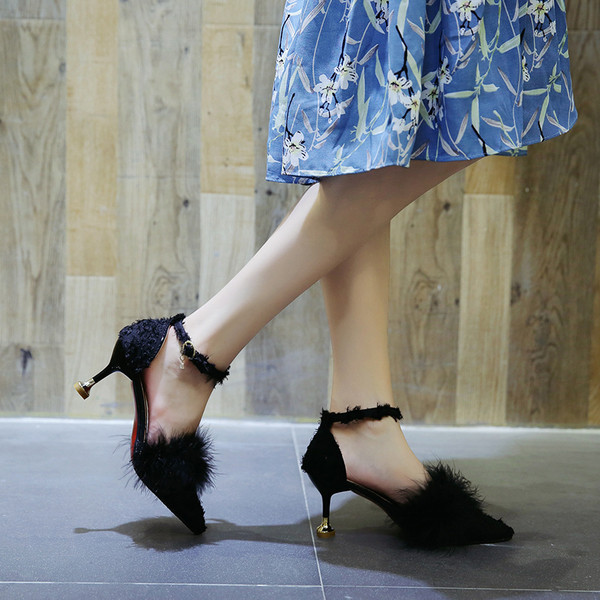 Aktuális női cipők extravagáns sarokkal, két színben pehellyel