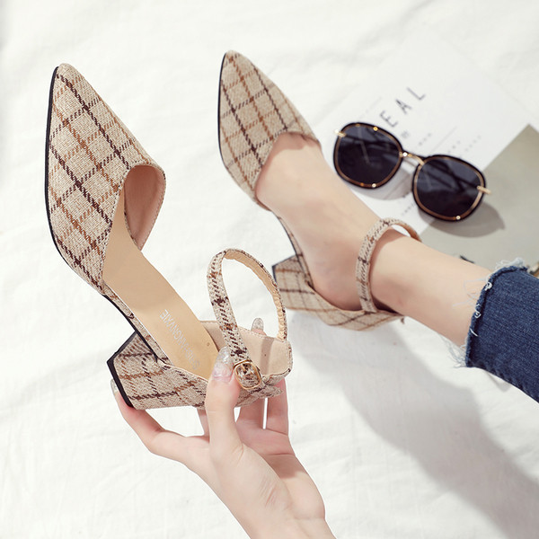 Modern női kockás cipő magassarkúval, két színben