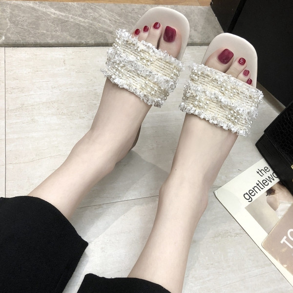 Aktuális női papucs díszgyöngyökkel három színben