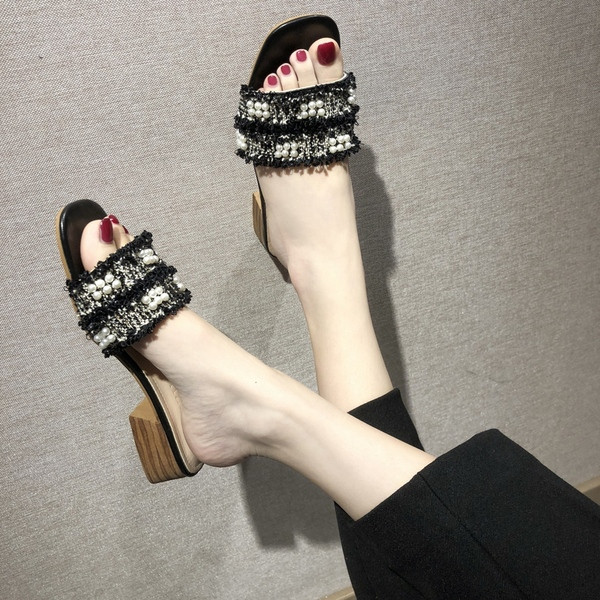 Aktuális női papucs díszgyöngyökkel három színben