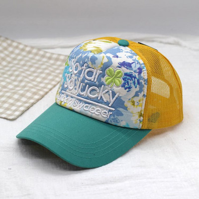 Női nyári sapka színes hímzéssel és virágmintával