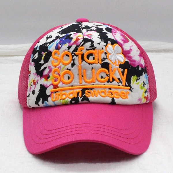 Női nyári sapka színes hímzéssel és virágmintával