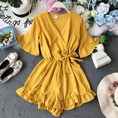 Női rövid jumpsuit lótusz ujjakkal és V-nyakkal