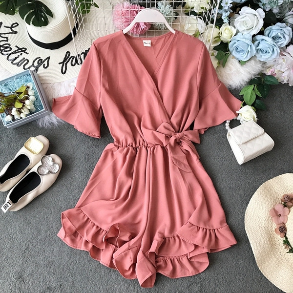 Női rövid jumpsuit lótusz ujjakkal és V-nyakkal