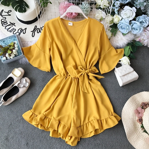 Női rövid jumpsuit lótusz ujjakkal és V-nyakkal