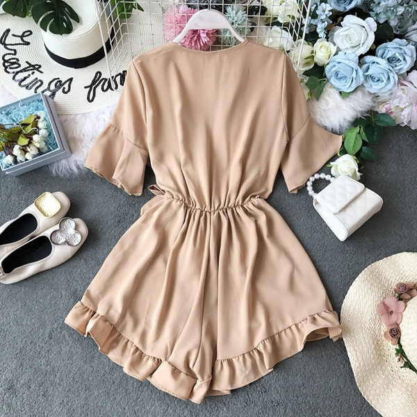 Női rövid jumpsuit lótusz ujjakkal és V-nyakkal