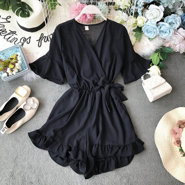 Női rövid jumpsuit lótusz ujjakkal és V-nyakkal