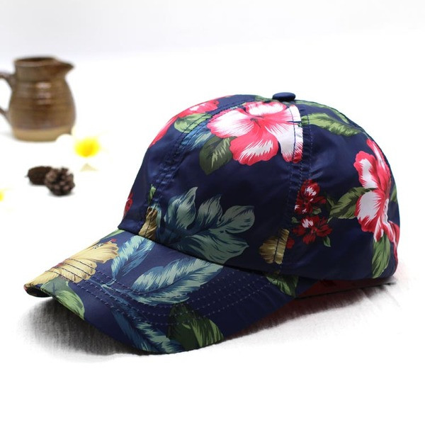 Aktuális női sapka virágmintával