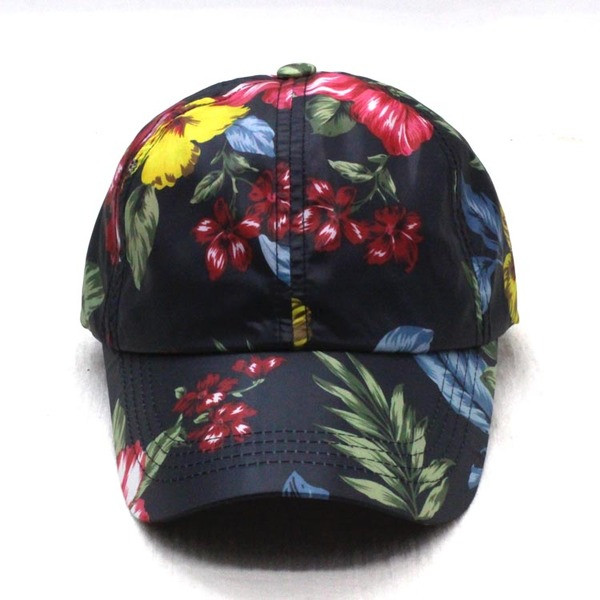 Aktuális női sapka virágmintával