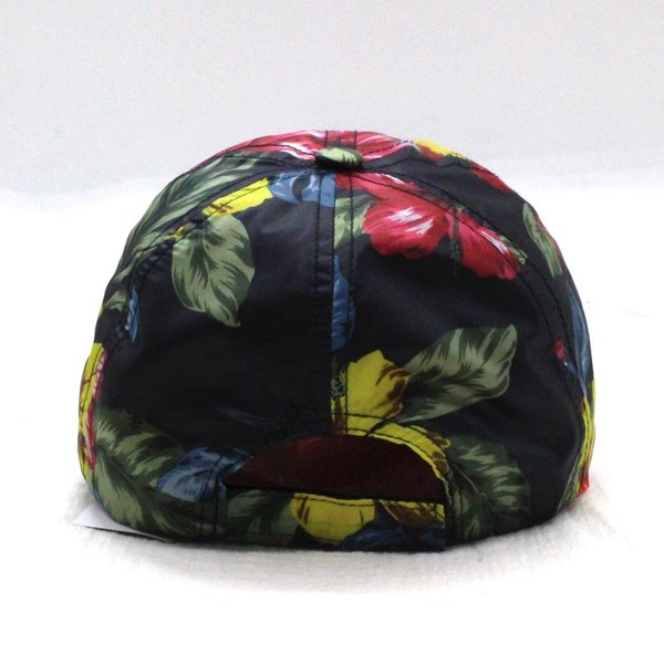 Aktuális női sapka virágmintával