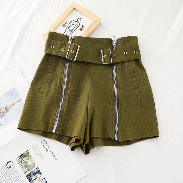 Modern női rövidnadrág övvel, három színben