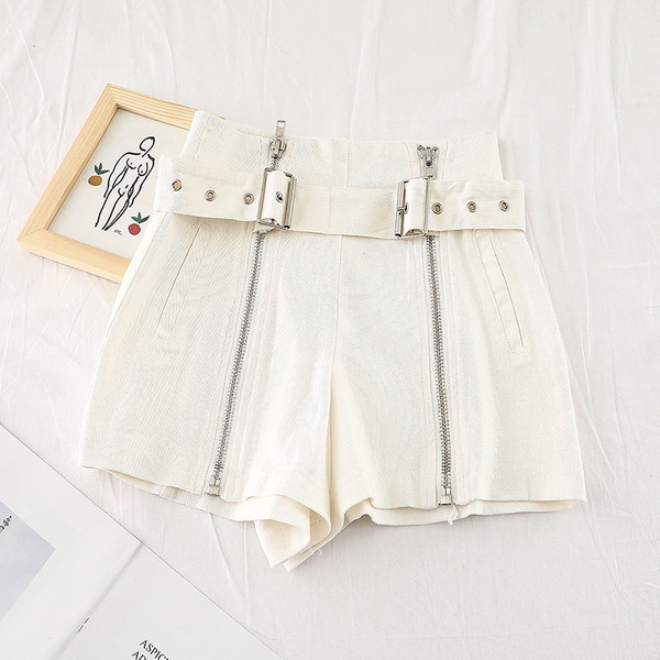 Modern női rövidnadrág övvel, három színben