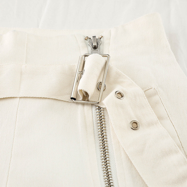 Modern női rövidnadrág övvel, három színben