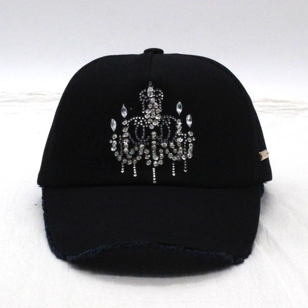Modern női sapka díszkövekkel, két modellben