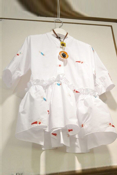 Modern női ing rövid ujjú fehér hímzéssel