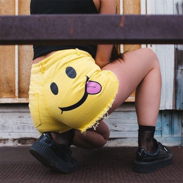 Модерни дамски къси панталони с апликация в жълт цвят 