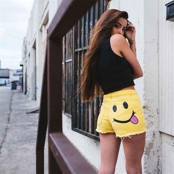 Модерни дамски къси панталони с апликация в жълт цвят 