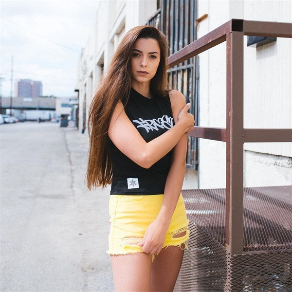 Модерни дамски къси панталони с апликация в жълт цвят 