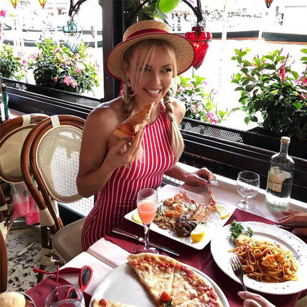 Stílusos női ruha csupasz háttal és piros nyakkendővel