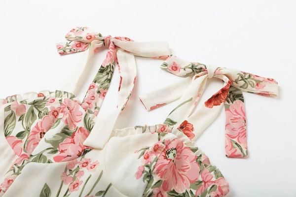 Stílusos, fehér virágmintás női ruha