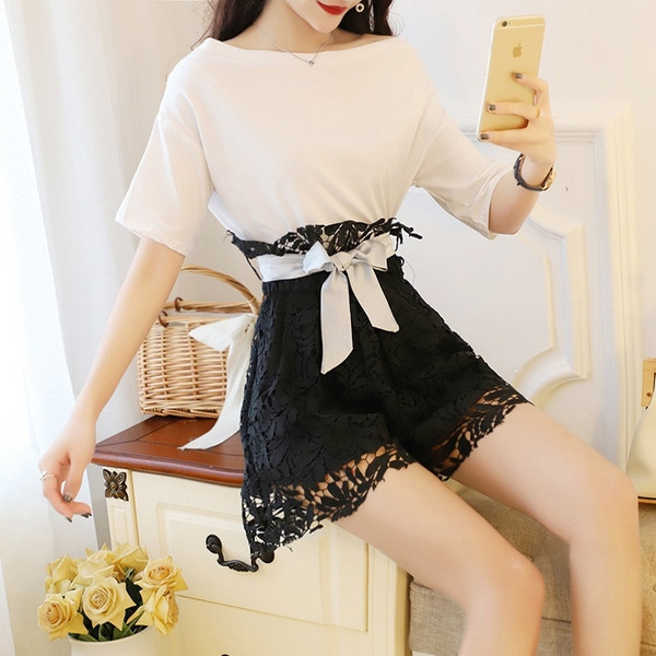 Stílusos női szett csipke rövidnadrággal és szalagos elemmel