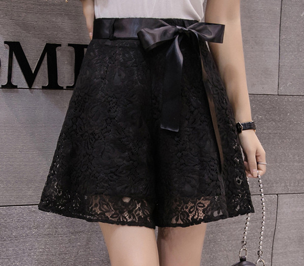 Modern női csipke rövidnadrág két színben szalaggal