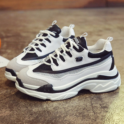 Alkalmi női tornacipő vastag talppal, fehér színben