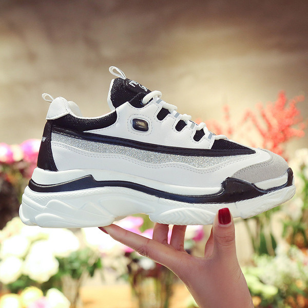 Alkalmi női tornacipő vastag talppal, fehér színben