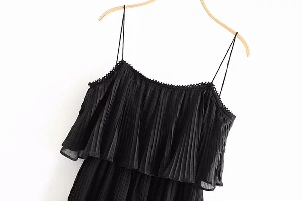 Stílusos női ruha vékony fekete pántokkal