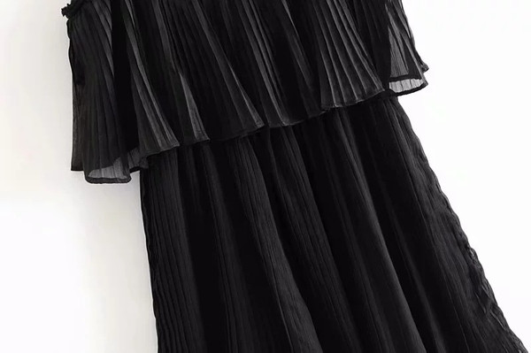 Stílusos női ruha vékony fekete pántokkal