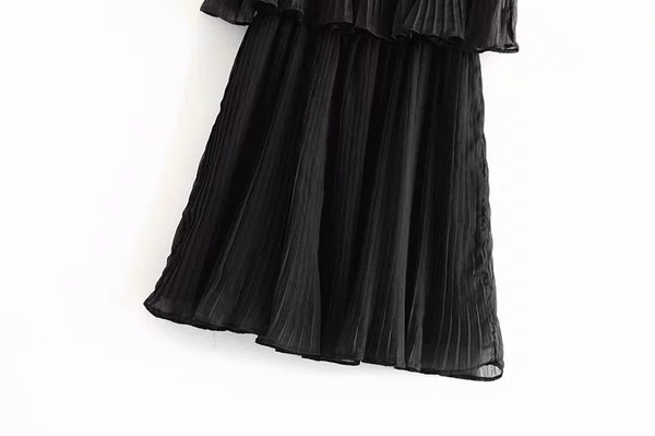 Stílusos női ruha vékony fekete pántokkal