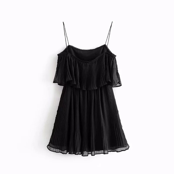 Stílusos női ruha vékony fekete pántokkal