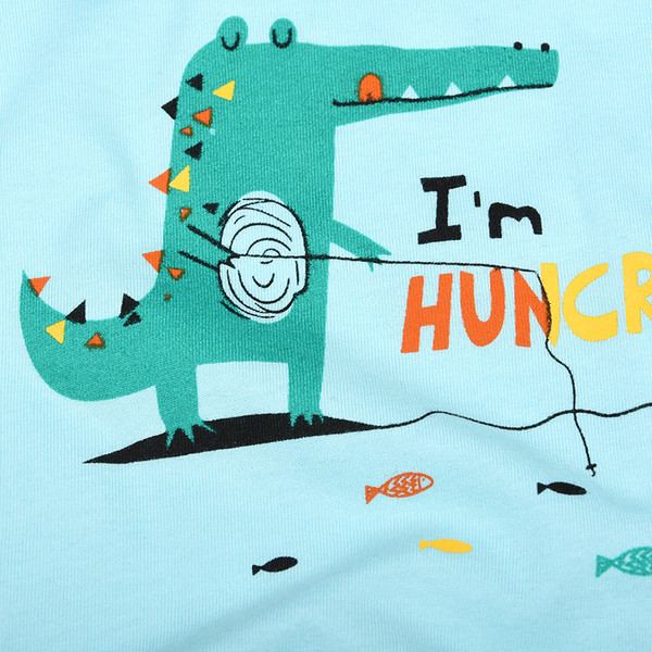 Modern, kék színű, rátéttel ellátott póló fiúknak