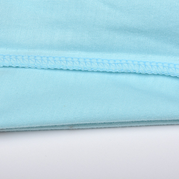 Modern, kék színű, rátéttel ellátott póló fiúknak